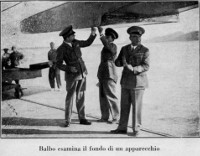 Balbo esamina il fondo di un apparecchio
